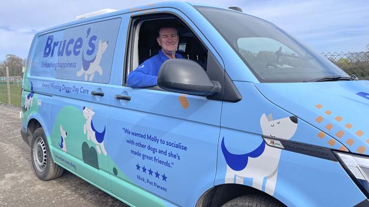 Dog chauffeur goes the extra mile